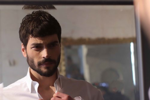 Miran (Akin Akinözü) mirándose al espejo en 'Hercai'