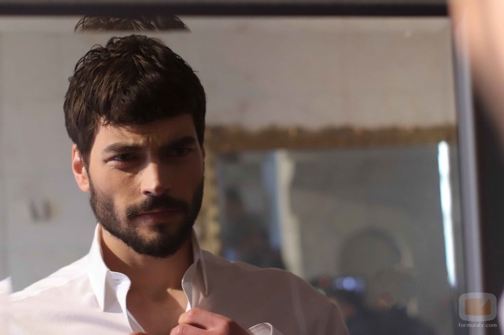 Miran (Akin Akinözü) mirándose al espejo en 'Hercai'