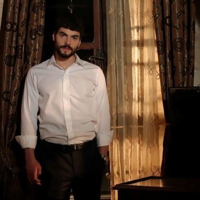 Miran (Akin Akinözü) de pie en 'Hercai'