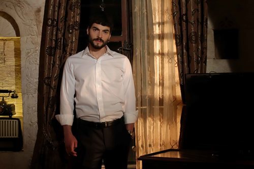 Miran (Akin Akinözü) de pie en 'Hercai'
