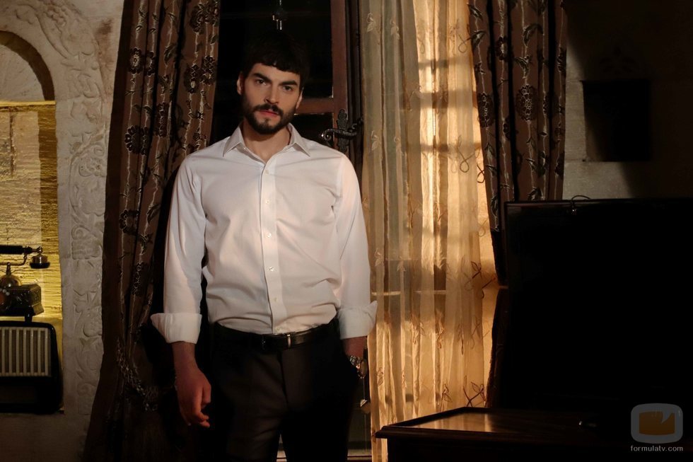 Miran (Akin Akinözü) de pie en 'Hercai'