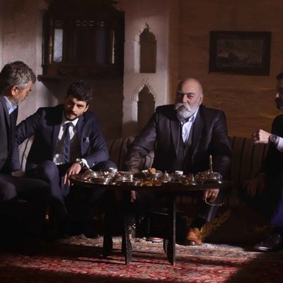 Miran (Akin Akinözü) con la familia Sadoglu en 'Hercai'