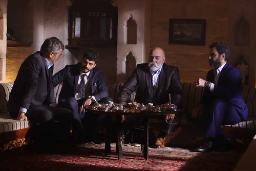 Miran (Akin Akinözü) con la familia Sadoglu en 'Hercai'