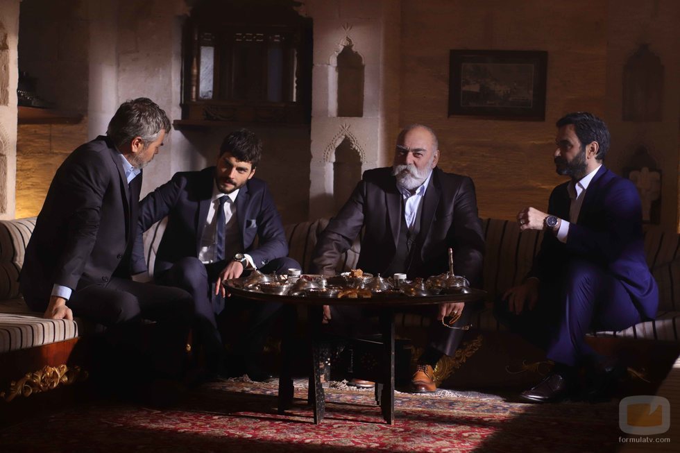 Miran (Akin Akinözü) con la familia Sadoglu en 'Hercai'