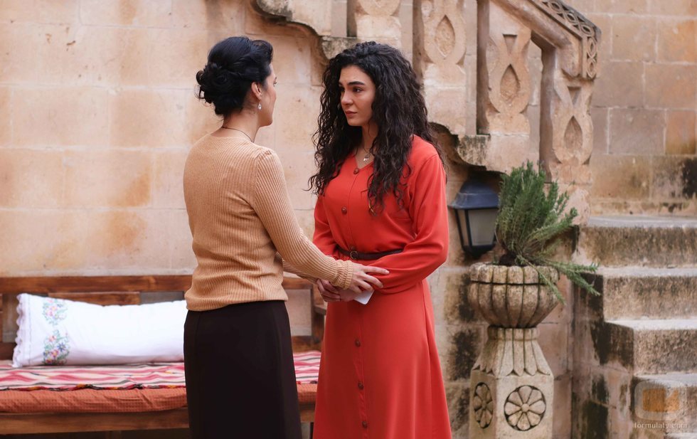 Reyyan (Ebru Sahin) hablando con Zehra Sadoglu (Feride Çetin) en  'Hercai'