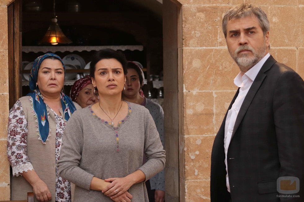 Hazar Sadoglu (Serhat Tutumluer) con Zehra Sadoglu (Feride Çetin) en 'Hercai'