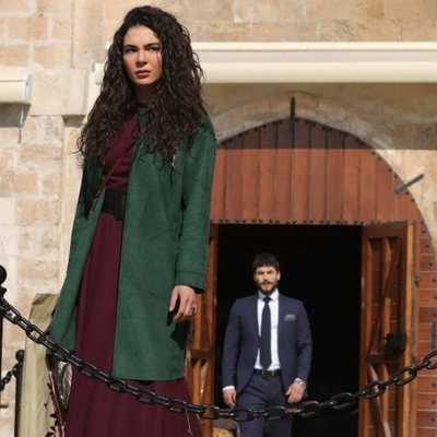 Miran (Akin Akinözü) detrás de Reyyan (Ebru Sahin) en 'Hercai'