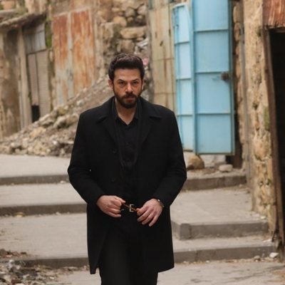Miran (Akin Akinözü) caminando por la calle en 'Hercai'