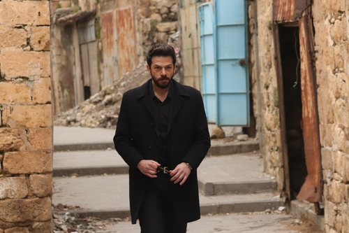 Miran (Akin Akinözü) caminando por la calle en 'Hercai'