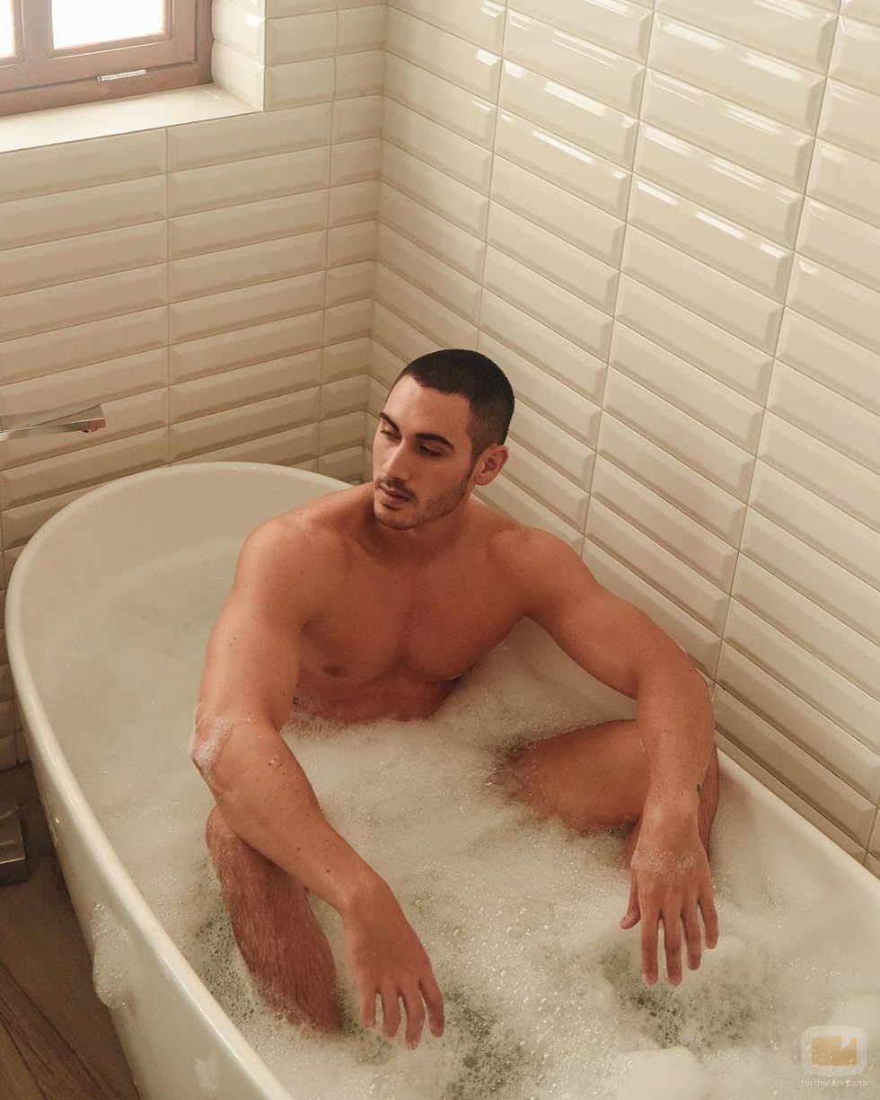 El desnudo de Alejandro Speitzer en la bañera