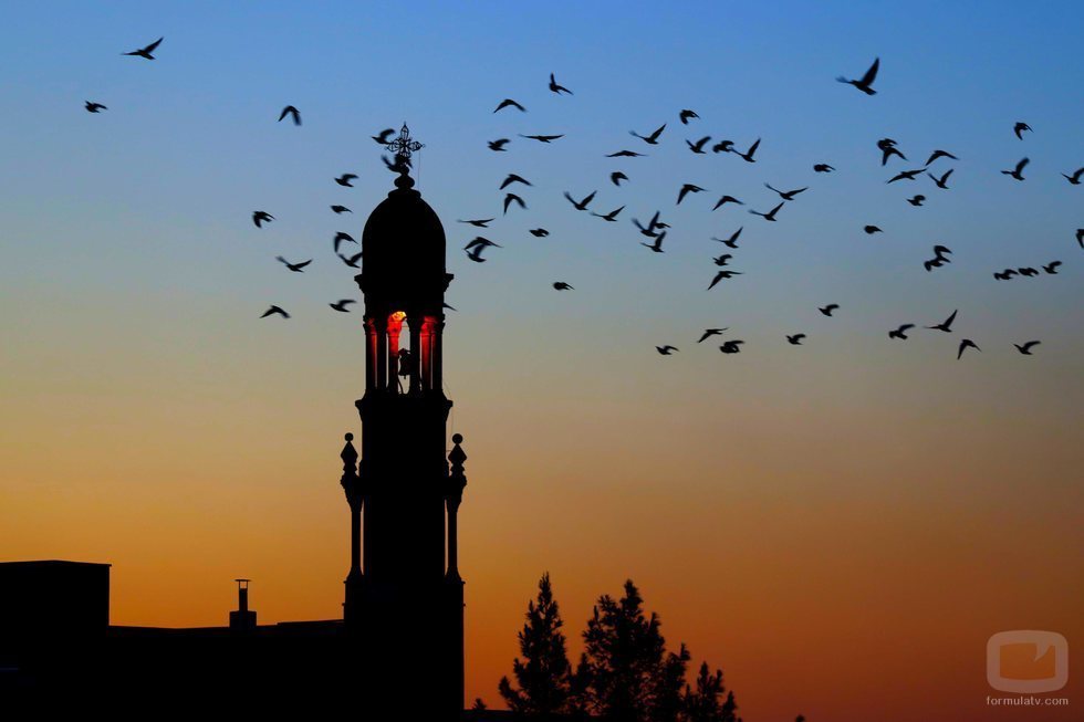 Fondo atardecer con campanario en 'Hercai'