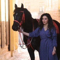 Reyyan (Ebru Sahin) junto a un caballo en  'Hercai'