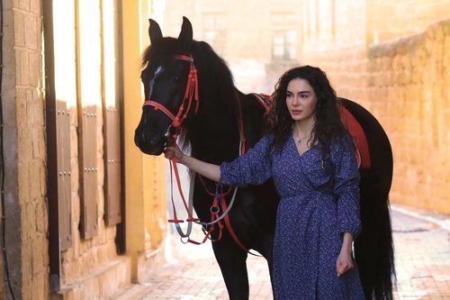 Reyyan (Ebru Sahin) junto a un caballo en  'Hercai'