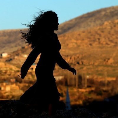Reyyan (Ebru Sahin) caminando a contraluz en 'Hercai'