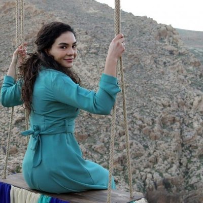 Reyyan (Ebru Sahin) subida en un columpio en 'Hercai'
