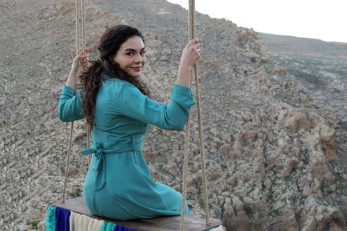 Reyyan (Ebru Sahin) subida en un columpio en  'Hercai'
