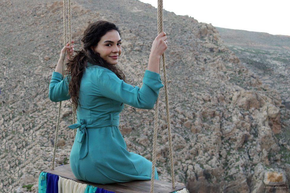 Reyyan (Ebru Sahin) subida en un columpio en  'Hercai'