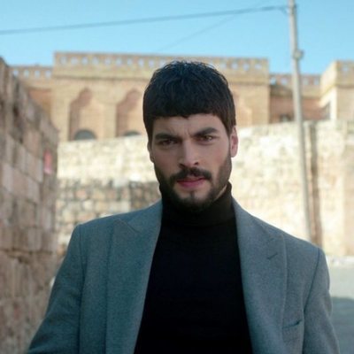 Miran (Akin Akinözü) plano medio en 'Hercai'