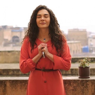 Reyyan (Ebru Sahin) rezando con el móvil en las manos en 'Hercai'
