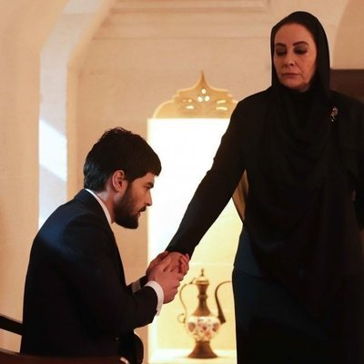 Miran (Akin Akinözü) se arrodilla ante Azize Aslanbey (Ayda Aksel) en 'Hercai'