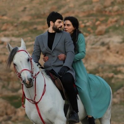 Miran (Akin Akinözü) y Reyyan (Ebru Sahin) montan a caballo en 'Hercai'