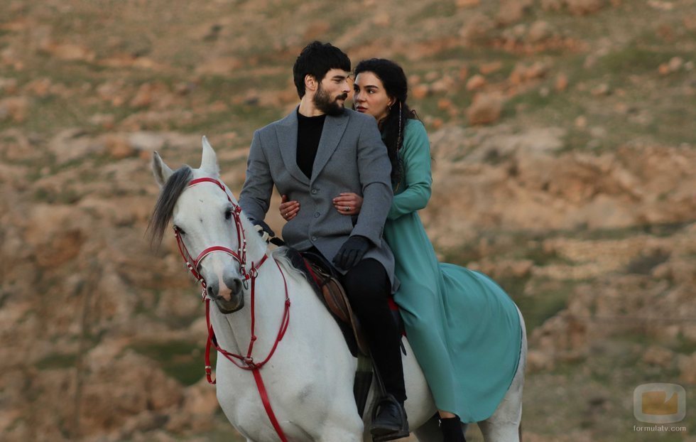 Miran (Akin Akinözü) y Reyyan (Ebru Sahin) montan a caballo en 'Hercai'