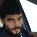 Miran (Akin Akinözü) dentro de un coche en 'Hercai'