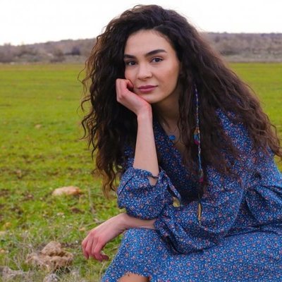 Reyyan (Ebru Sahin) sentada y posando en 'Hercai'