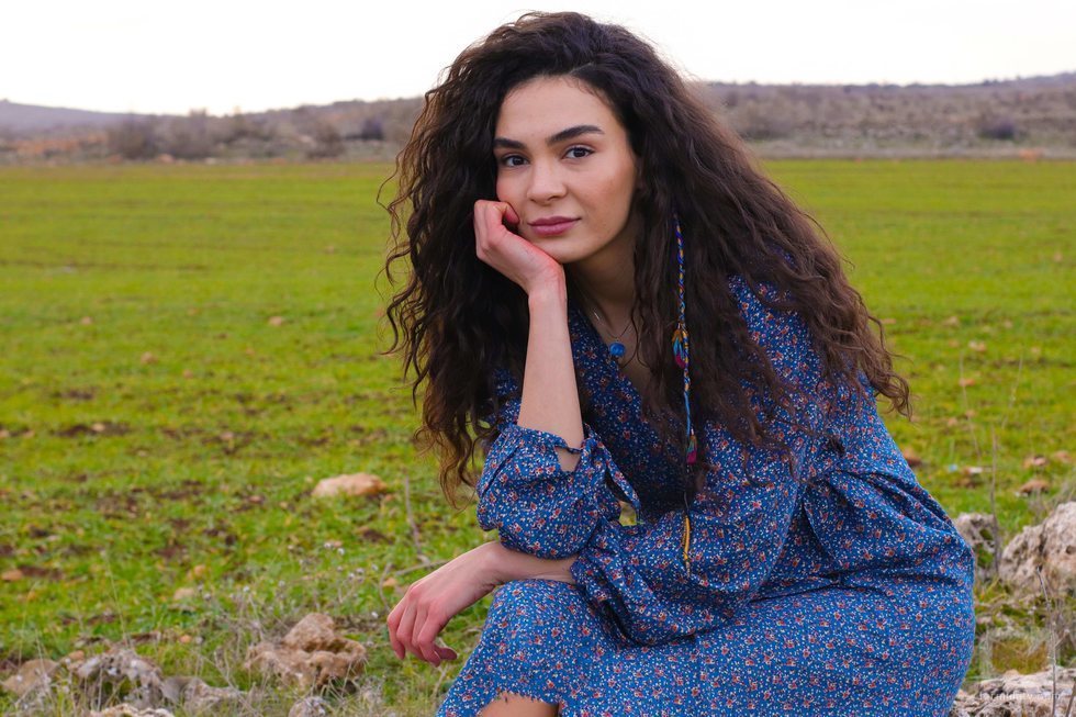 Reyyan (Ebru Sahin) sentada y posando en 'Hercai'
