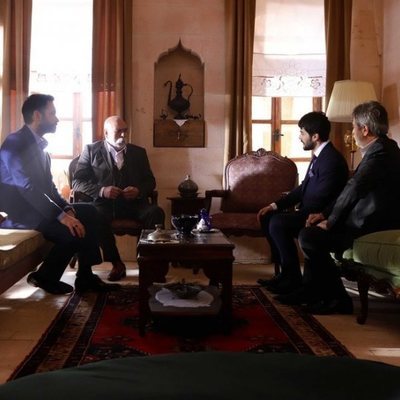 Miran (Akin Akinözü) reunido con la familia Sadoglu en 'Hercai'