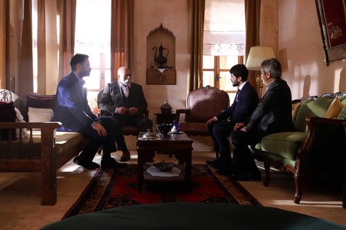 Miran (Akin Akinözü) reunido con la familia Sadoglu en 'Hercai'
