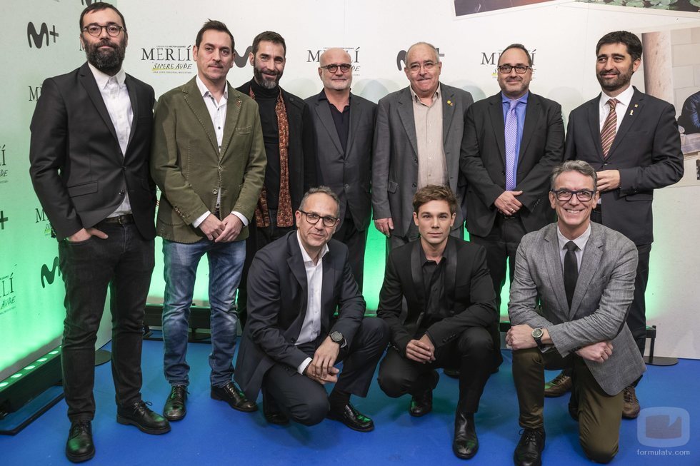 Carlos Cuevas con los directores y productores de 'Merlí: Sapere Aude' en la premiere de Barcelona