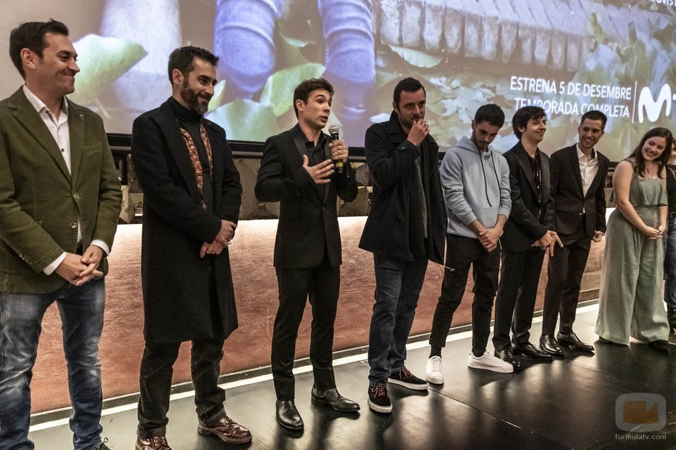 Carlos Cuevas junto al resto del equipo presentando 'Merlí: Sapere Aude' en la premiere de Barcelona