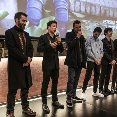 Carlos Cuevas junto al resto del equipo presentando 'Merlí: Sapere Aude' en la premiere de Barcelona