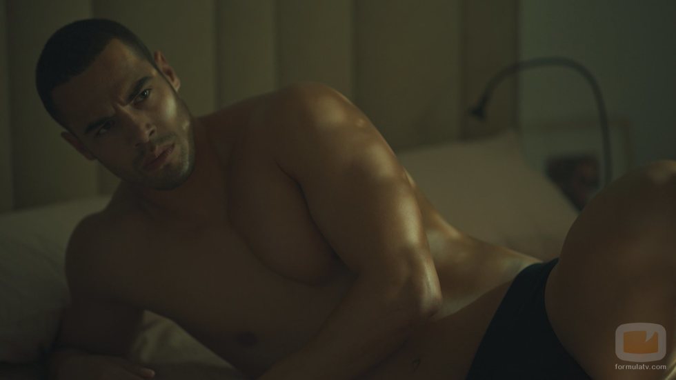 Jesús Mosquera en calzoncillos en el capítulo 1x12 de 'Toy Boy'