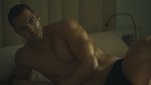 Jesús Mosquera en calzoncillos en el capítulo 1x12 de 'Toy Boy'