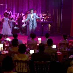 Shy Baldwing en una actuación en la temporada 3 de 'The Marvelous Mrs. Maisel'