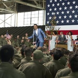 Shy Baldwing en una  actuación  frente al ejército en la temporada 3 de 'The Marvelous Mrs. Maisel'