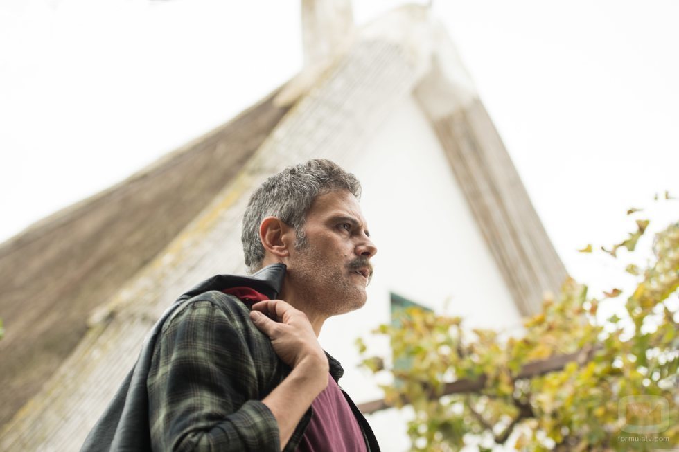 Conrado (Roberto Enríquez) en la segunda temporada de 'El embarcadero'