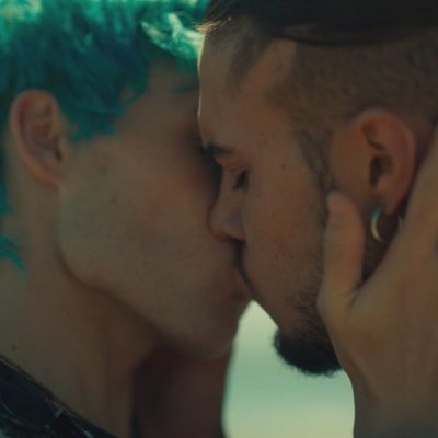 Juanjo Almeida y Carlo Costanzia se besan en el final de 'Toy Boy'