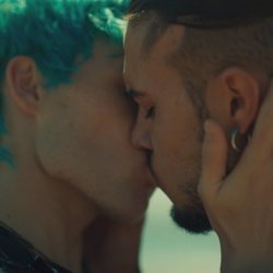 Juanjo Almeida y Carlo Costanzia se besan en el final de 'Toy Boy'