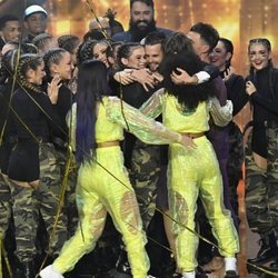 Los concursantes de 'Got Talent España 5' abrazan al padre de Hugo Molina