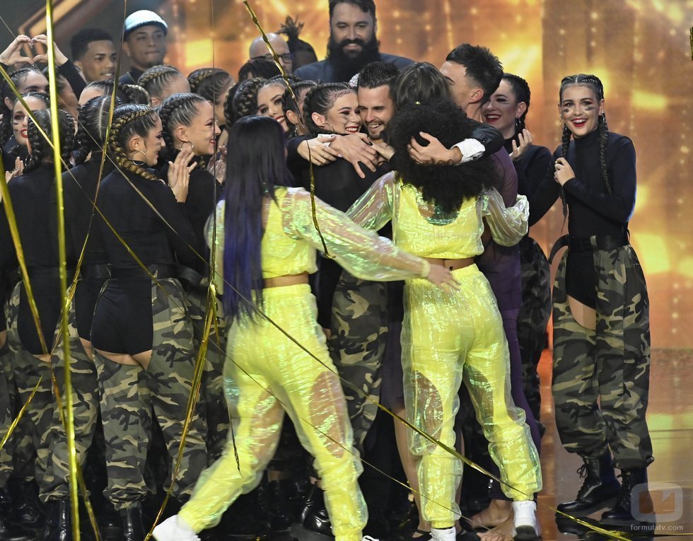 Los concursantes de 'Got Talent España 5' abrazan al padre de Hugo Molina