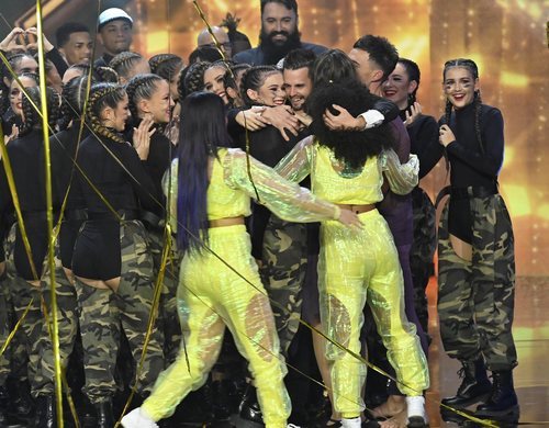 Los concursantes de 'Got Talent España 5' abrazan al padre de Hugo Molina