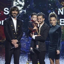 Hugo Molina, sus padres y Santi Millán en la final de 'Got Talent España 5'