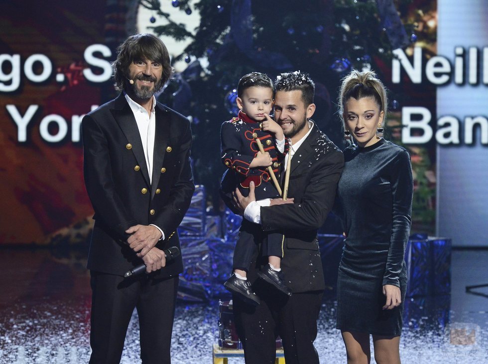 Hugo Molina, sus padres y Santi Millán en la final de 'Got Talent España 5'