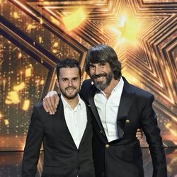 Santi Millán y el padre de Hugo Molina en la final de 'Got Talent España 5'
