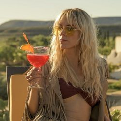 Maca (Maggie Civantos) toma una copa en 'Vis a vis: El oasis'