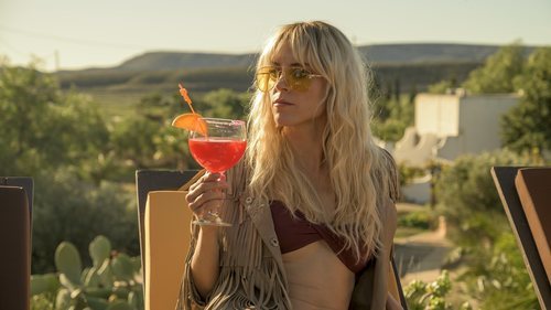 Maca (Maggie Civantos) toma una copa en 'Vis a vis: El oasis'