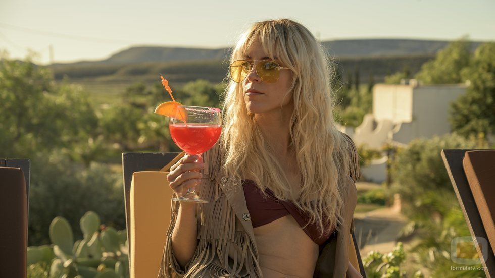 Maca (Maggie Civantos) toma una copa en 'Vis a vis: El oasis'